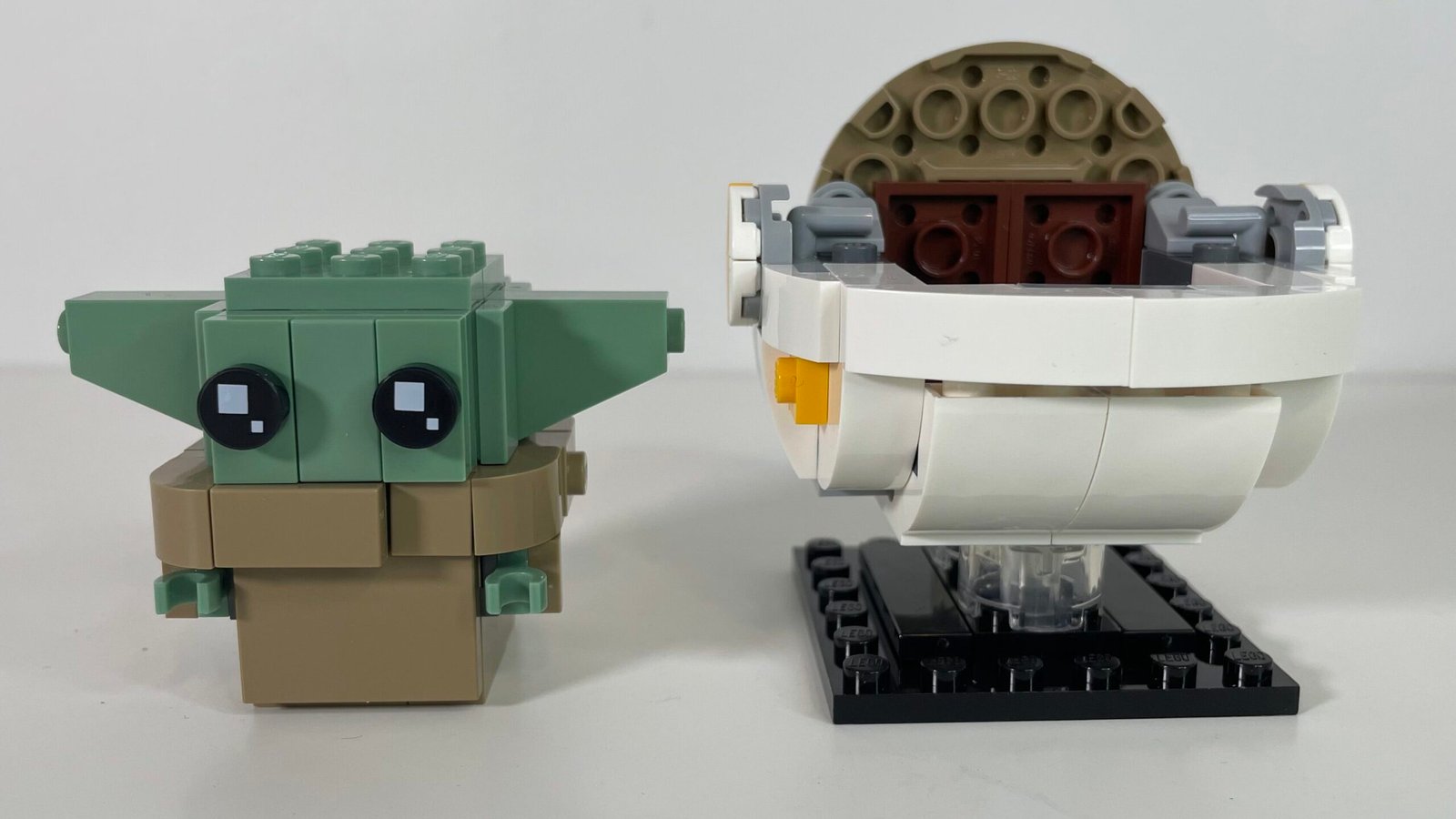 75317 brickheadz lego set grogu and hover pram outside